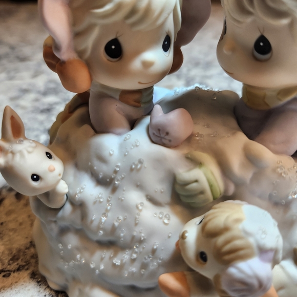 Precious Moments porcelain " Up To Our Ears In A White Christmas" - Picture 14 of 15